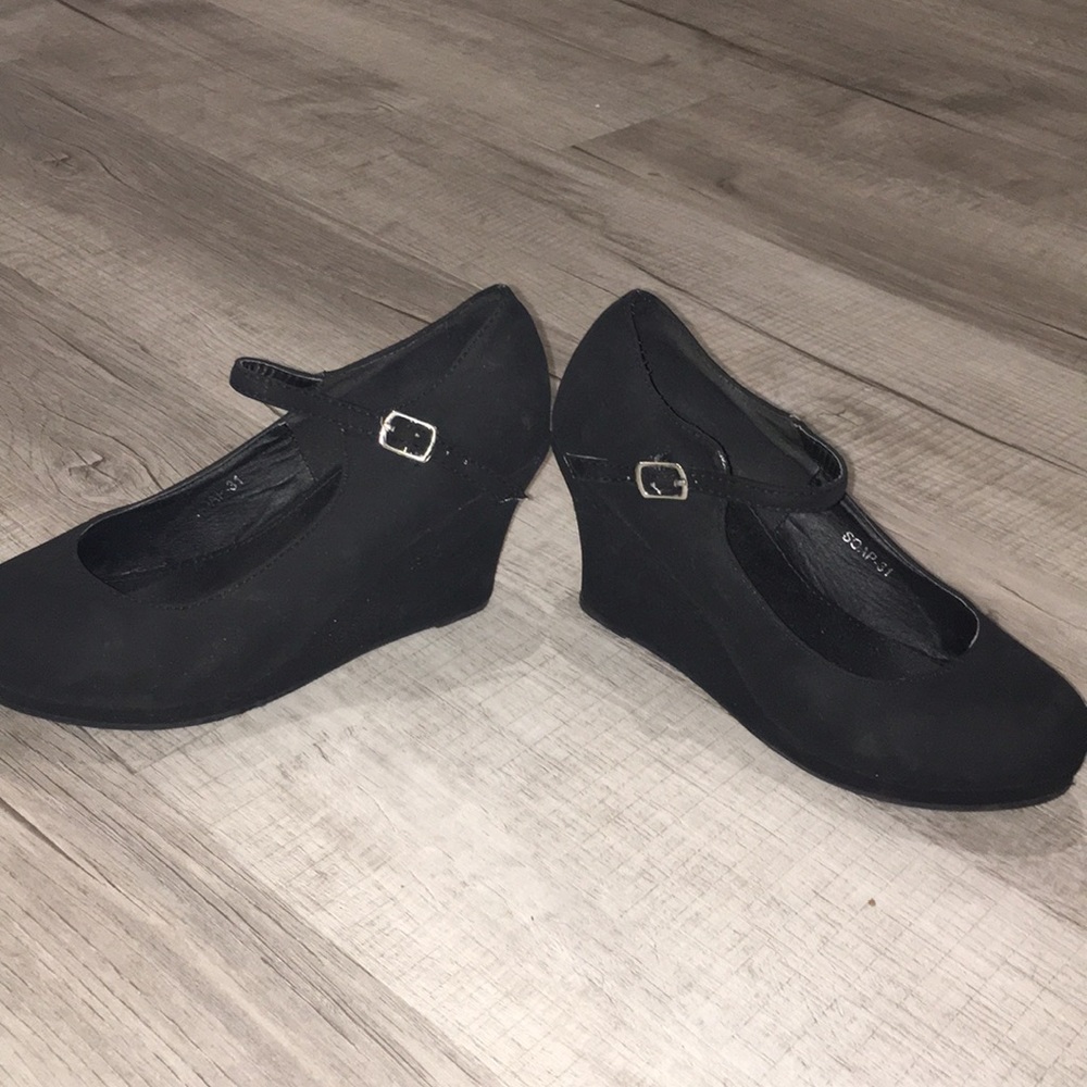 BLACK HEELS